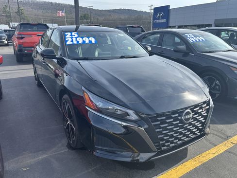 Used 2025 Nissan Altima 2.5 SR image 2