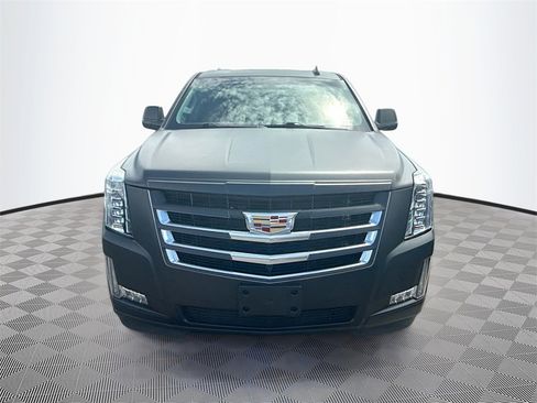 Used 2018 Cadillac Escalade Luxury image 2