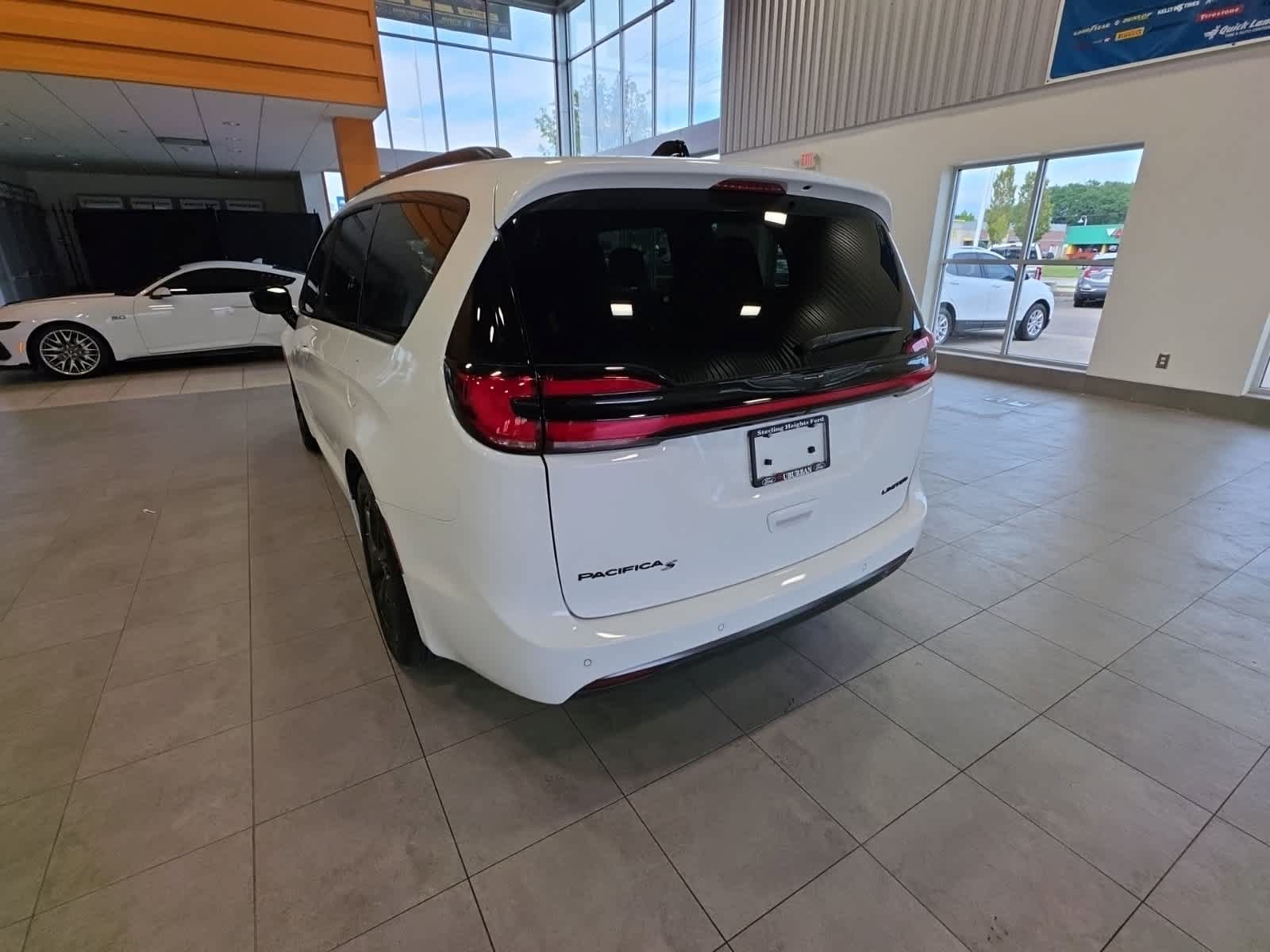 Used 2025 Chrysler Pacifica Limited FWD image 13