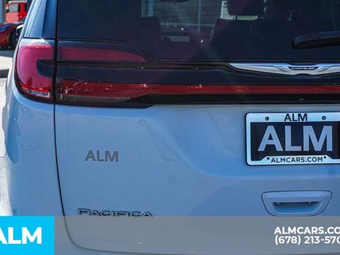 Used 2023 Chrysler Pacifica Touring-L image 13