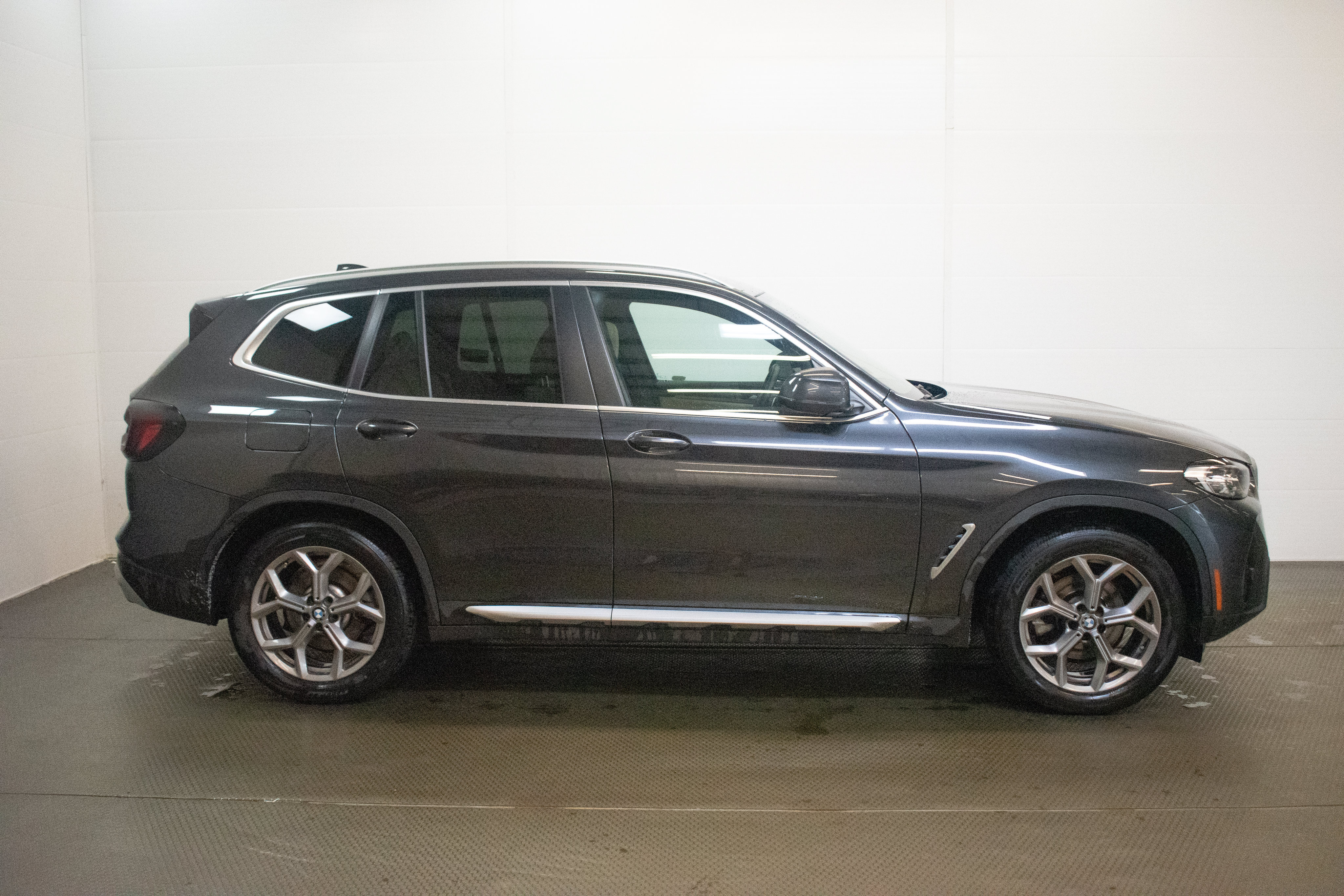 Used 2023 BMW X3 xDrive30i w/ Premium Package AWD/4WD image 3