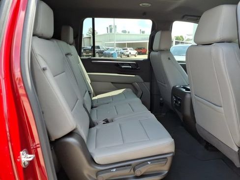 Used 2026 Chevrolet Suburban LT RWD image 15