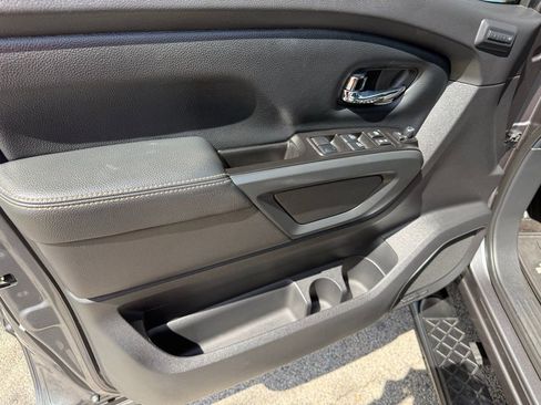 Used 2018 Nissan Titan SL w/ Midnight Edition AWD/4WD image 13