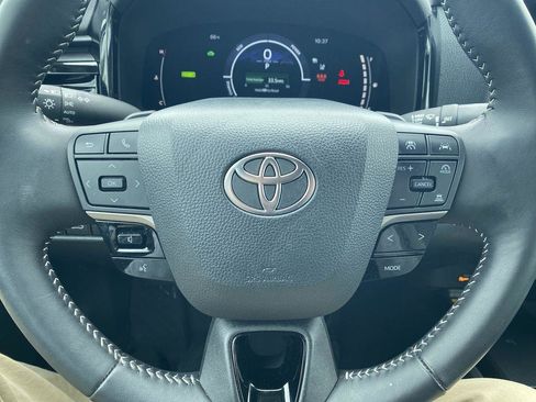 Used 2025 Toyota Camry SE image 14