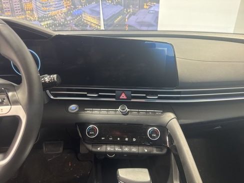 Used 2025 Hyundai Elantra SEL image 14