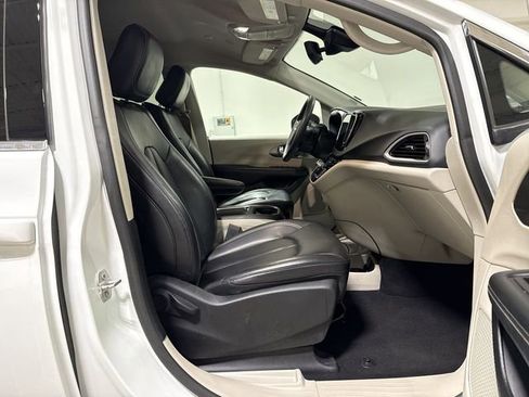 Used 2023 Chrysler Pacifica Touring-L FWD image 21