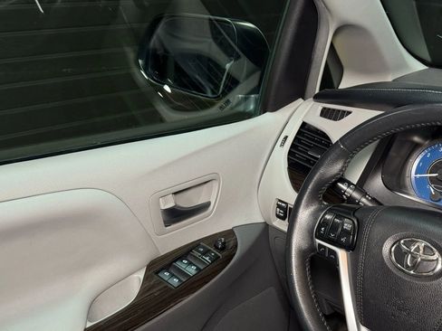 Used 2019 Toyota Sienna XLE image 26
