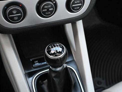 Used 2007 Volkswagen Eos 2.0T FWD image 23