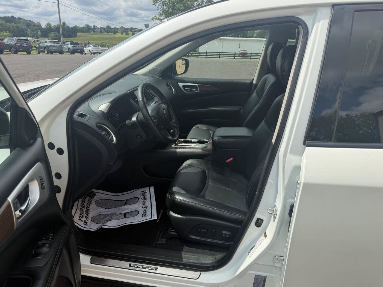 Used 2020 Nissan Pathfinder Platinum FWD image 9