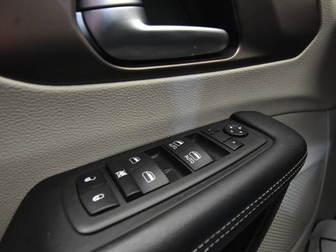 Used 2023 Chrysler Voyager LX FWD image 33