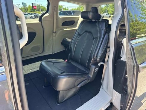 Used 2023 Chrysler Pacifica Touring-L FWD image 16