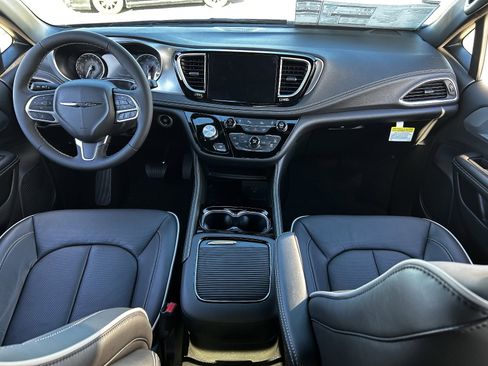 New 2026 Chrysler Pacifica Limited image 12