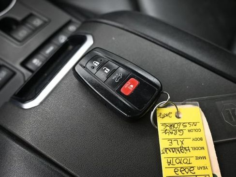 Used 2022 Toyota Highlander XLE AWD/4WD image 25