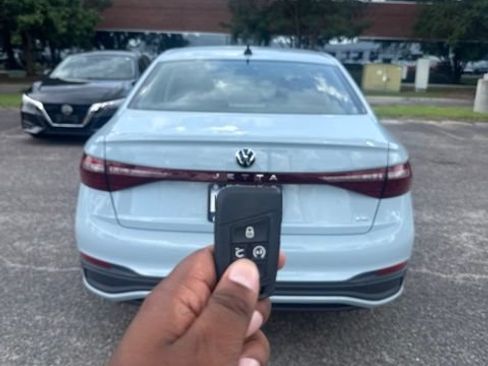 Used 2025 Volkswagen Jetta SE w/ Sunroof Package FWD image 9