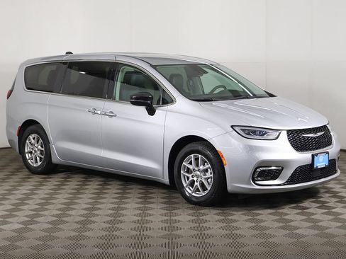 Used 2024 Chrysler Pacifica Touring-L FWD image 2