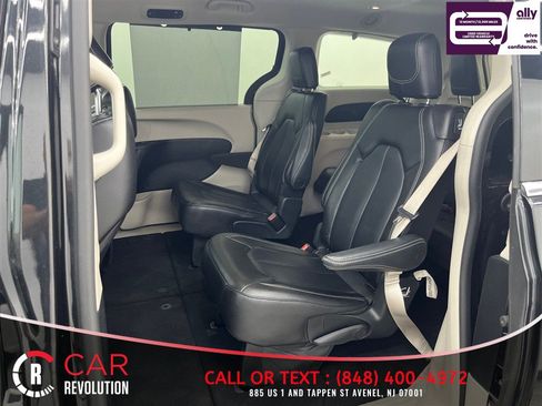 Used 2023 Chrysler Pacifica Touring-L FWD image 42