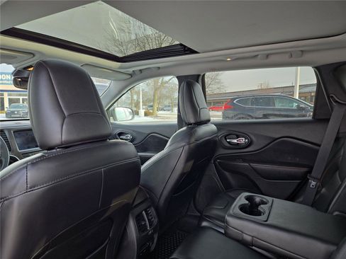 Used 2019 Jeep Cherokee Trailhawk image 24