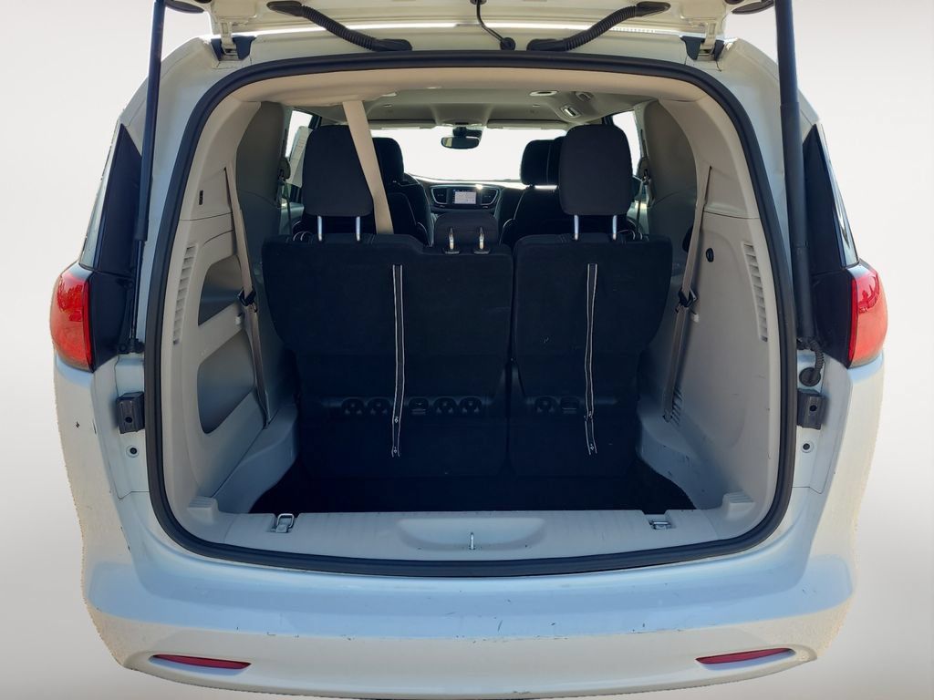 Used 2023 Chrysler Voyager LX FWD image 17