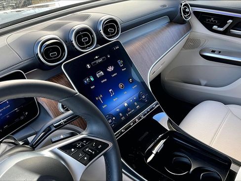 Used 2024 Mercedes-Benz GLC 300 image 32