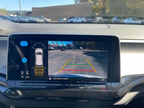 Used 2025 Volkswagen Atlas Cross Sport SE image 17