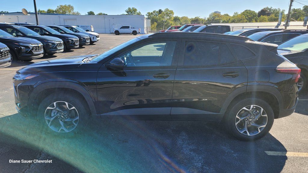 Used 2026 Chevrolet Trax LT FWD image 3