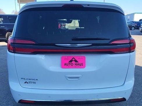 Used 2024 Chrysler Pacifica Touring-L FWD image 22