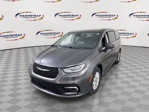 Used 2023 Chrysler Pacifica Touring-L FWD image 1