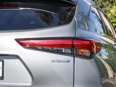 Used 2021 Toyota Highlander XLE AWD/4WD image 7