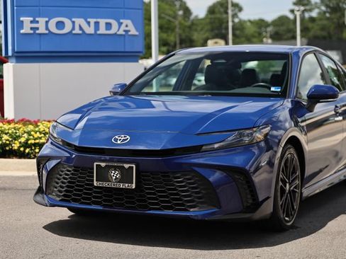 Used 2025 Toyota Camry SE FWD image 2