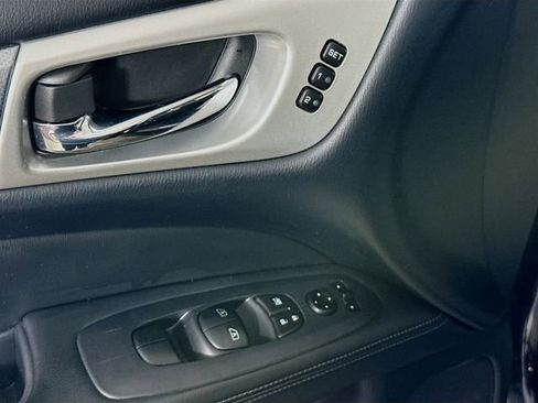 Used 2018 Nissan Pathfinder SL w/ Midnight Edition Package image 19