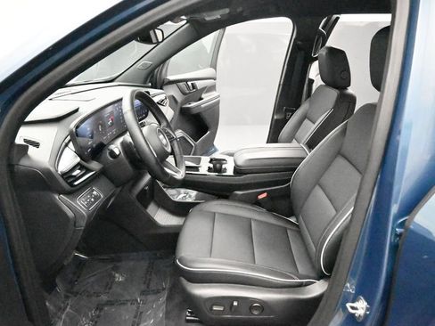 Used 2025 Buick Enclave Preferred AWD/4WD image 9