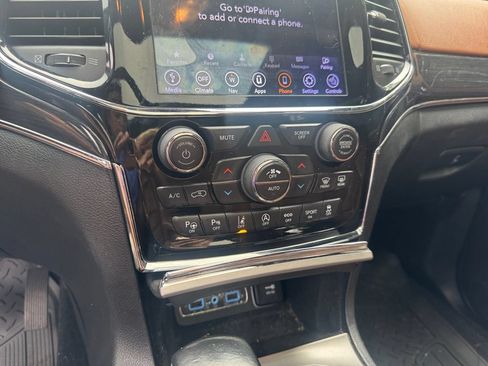 Used 2020 Jeep Grand Cherokee Overland AWD/4WD image 19