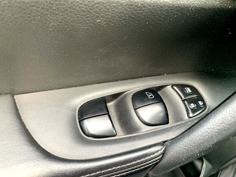 Used 2018 Nissan Rogue SV w/ Sun & Sound Touring Package image 22