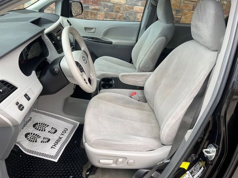 Used 2012 Toyota Sienna LE w/ Towing Pkg AWD/4WD image 10