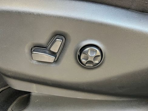 Used 2025 Chrysler Pacifica Limited image 24