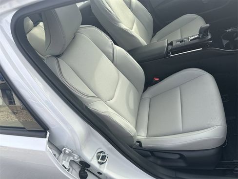 Used 2024 Toyota Prius XLE image 25