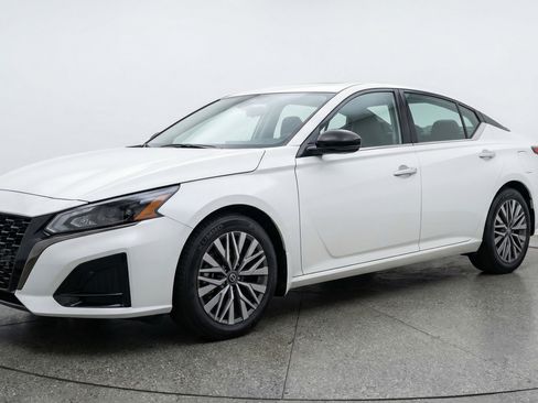 Used 2025 Nissan Altima 2.5 SV image 3