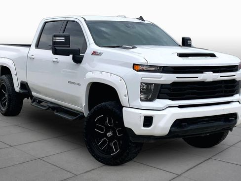 Used 2024 Chevrolet Silverado 2500 LT AWD/4WD image 3