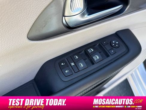 Used 2024 Chrysler Pacifica Touring-L FWD image 21