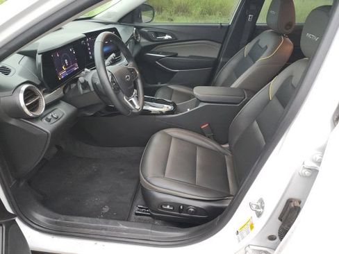 Used 2025 Chevrolet Trax ACTIV w/ Sunroof Package FWD image 10