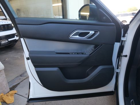 Used 2022 Land Rover Range Rover Velar R-Dynamic S image 16