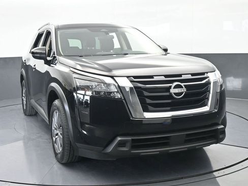 Used 2025 Nissan Pathfinder SV image 9