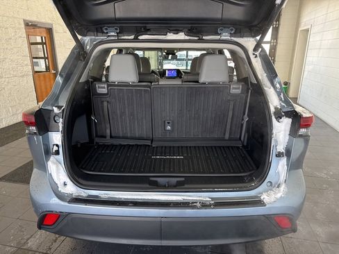 Certified 2024 Toyota Highlander XLE image 9