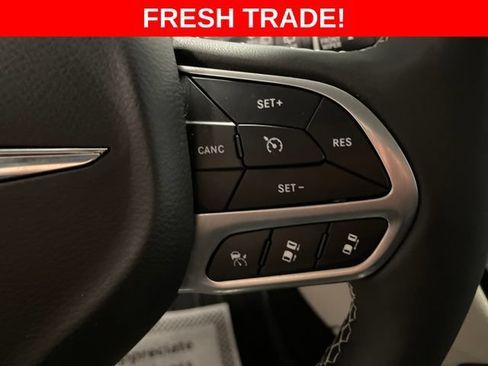 Used 2023 Chrysler Pacifica Touring-L AWD/4WD image 31
