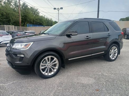 Used 2018 Ford Explorer XLT w/ Equipment Group 202A FWD image 1