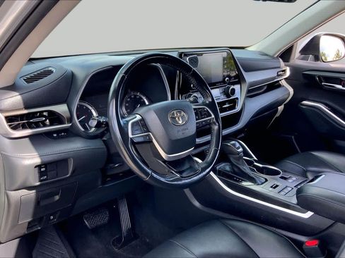 Used 2022 Toyota Highlander XLE AWD/4WD image 17