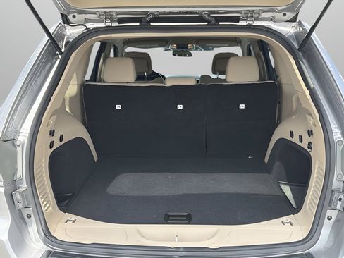 Used 2019 Jeep Grand Cherokee Laredo RWD image 8