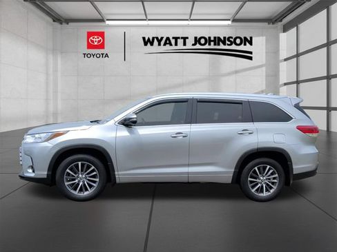 Used 2018 Toyota Highlander XLE AWD/4WD image 2