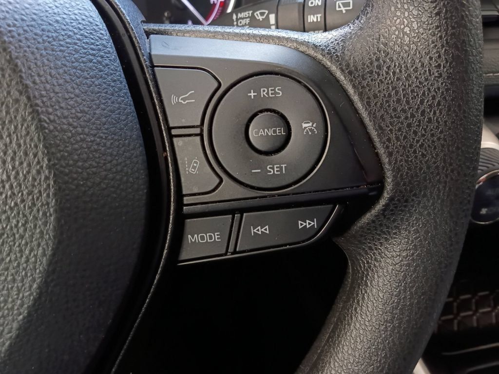 Used 2025 Toyota RAV4 XLE FWD image 25