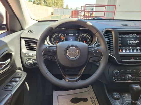 Used 2022 Jeep Cherokee Trailhawk AWD/4WD image 16